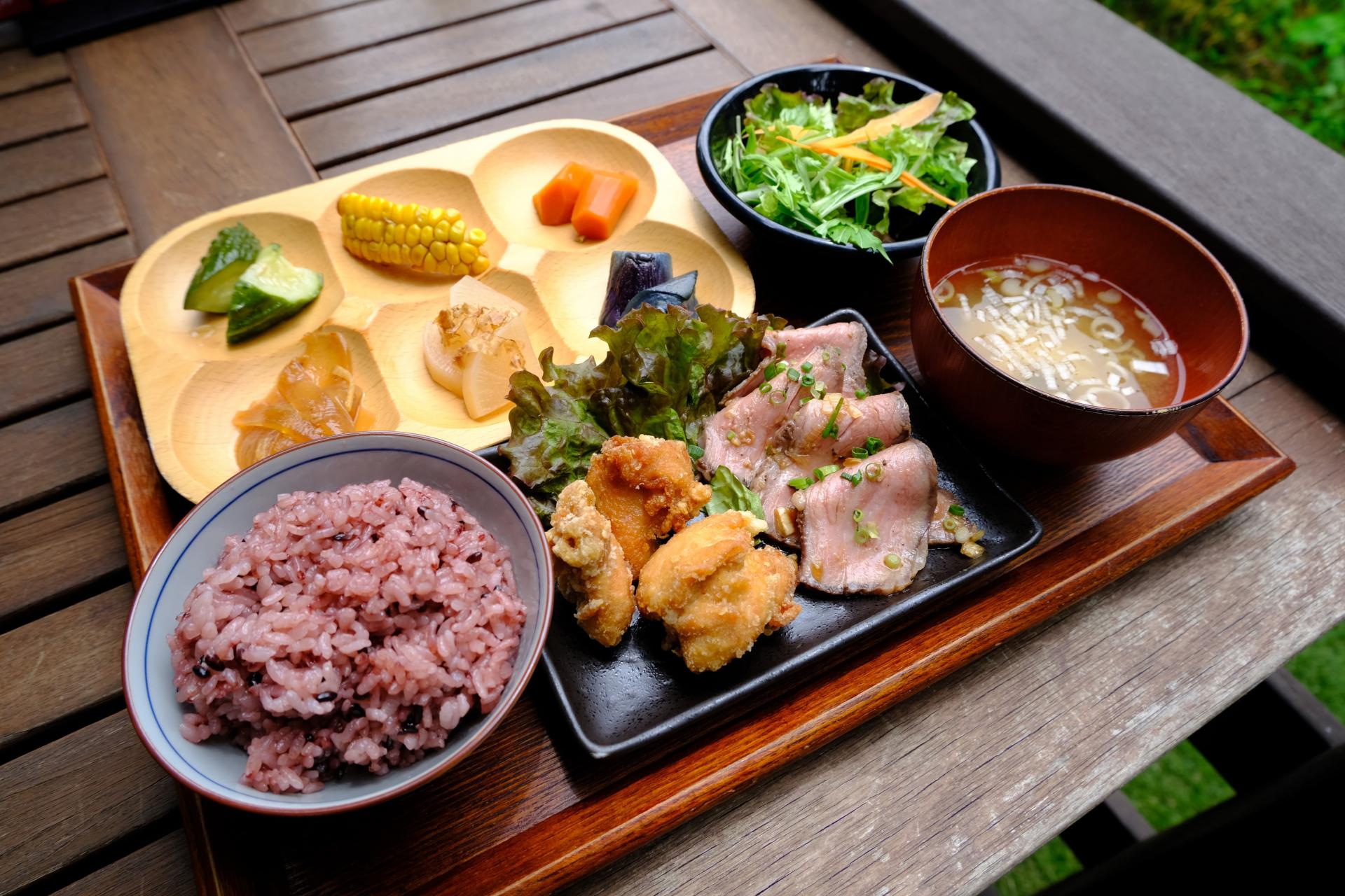 「麹ローストビーフ&ひしお唐揚げプレート」2618円