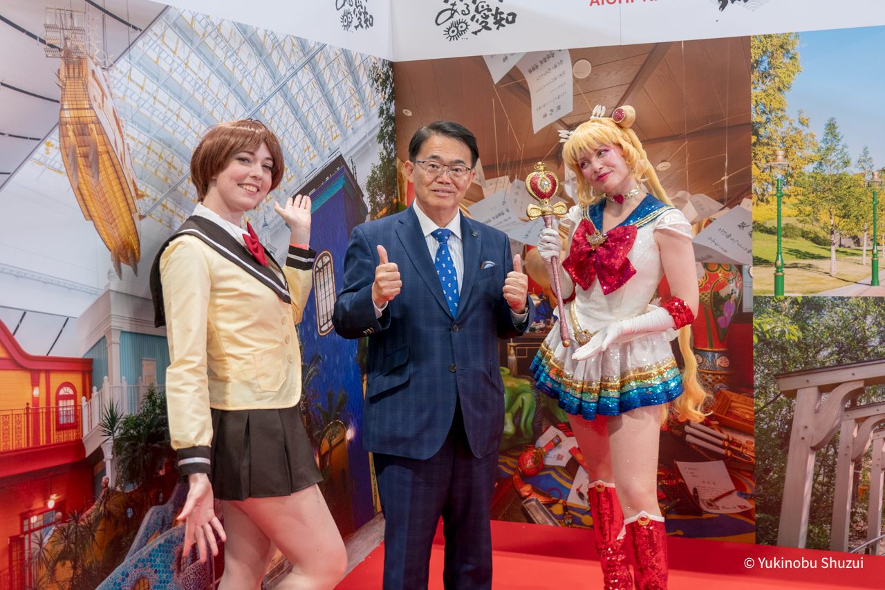 アルオタさん(左)、大村知事(中央)、ハザリエルさん(右)