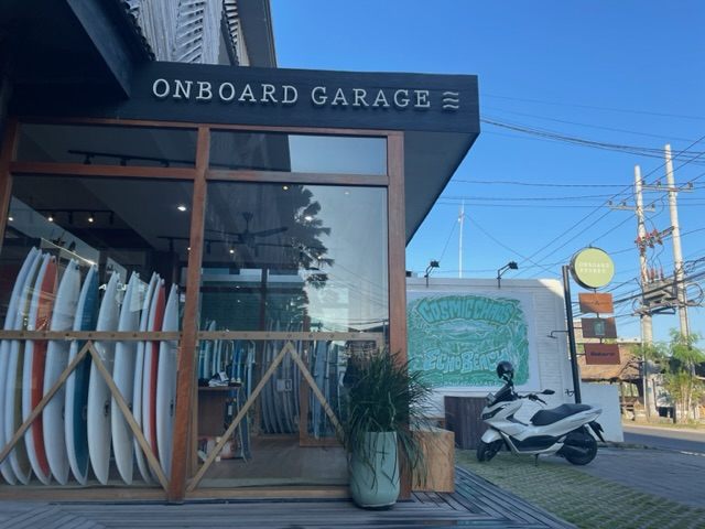 ONBOARD GARAGE のパーキングスペースでコーヒーを販売しています。路面店がオープン前に早朝から出店。