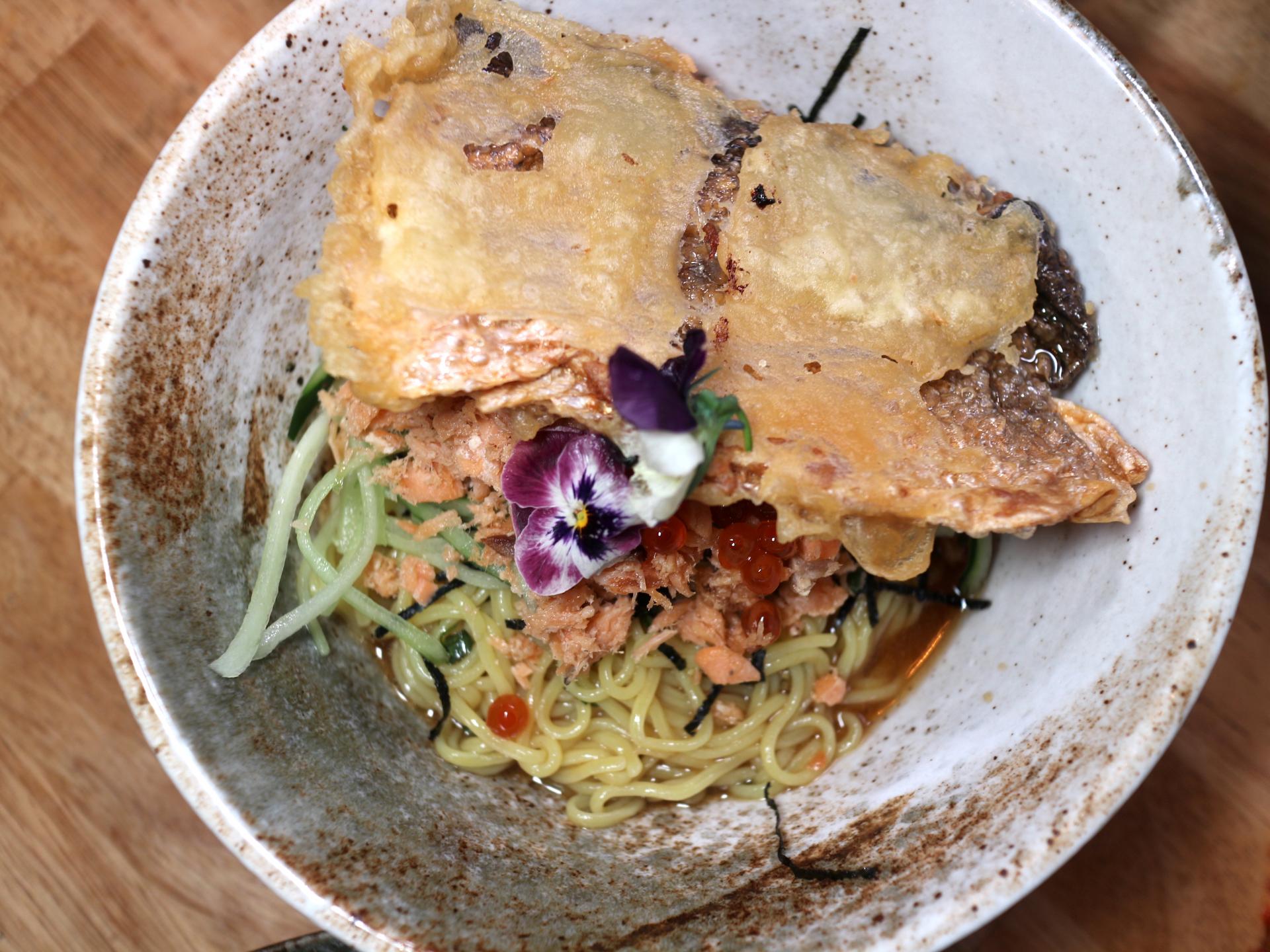 ⭐️親子ビビンクックスー:鮭といくらの冷麺、鮭皮のフライのパリパリ感が最高
しっかりとした味のスープが全体を引き締めています、ランチや食事の〆にオススメ、推しです