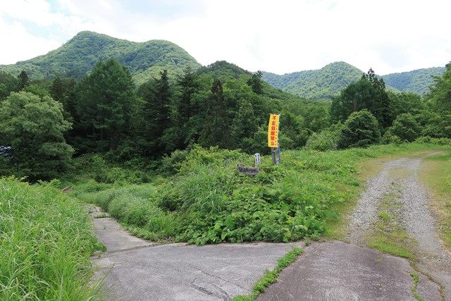 [御前ヶ岳](https://showakanko.or.jp/see/gozengatake/)は、紅梅御前と桜木姫の伝説に因む里山です。
現状唯一の登山コースとなる御前ルートで山頂をピストンします。
（上画像は、左手側へと進みます）