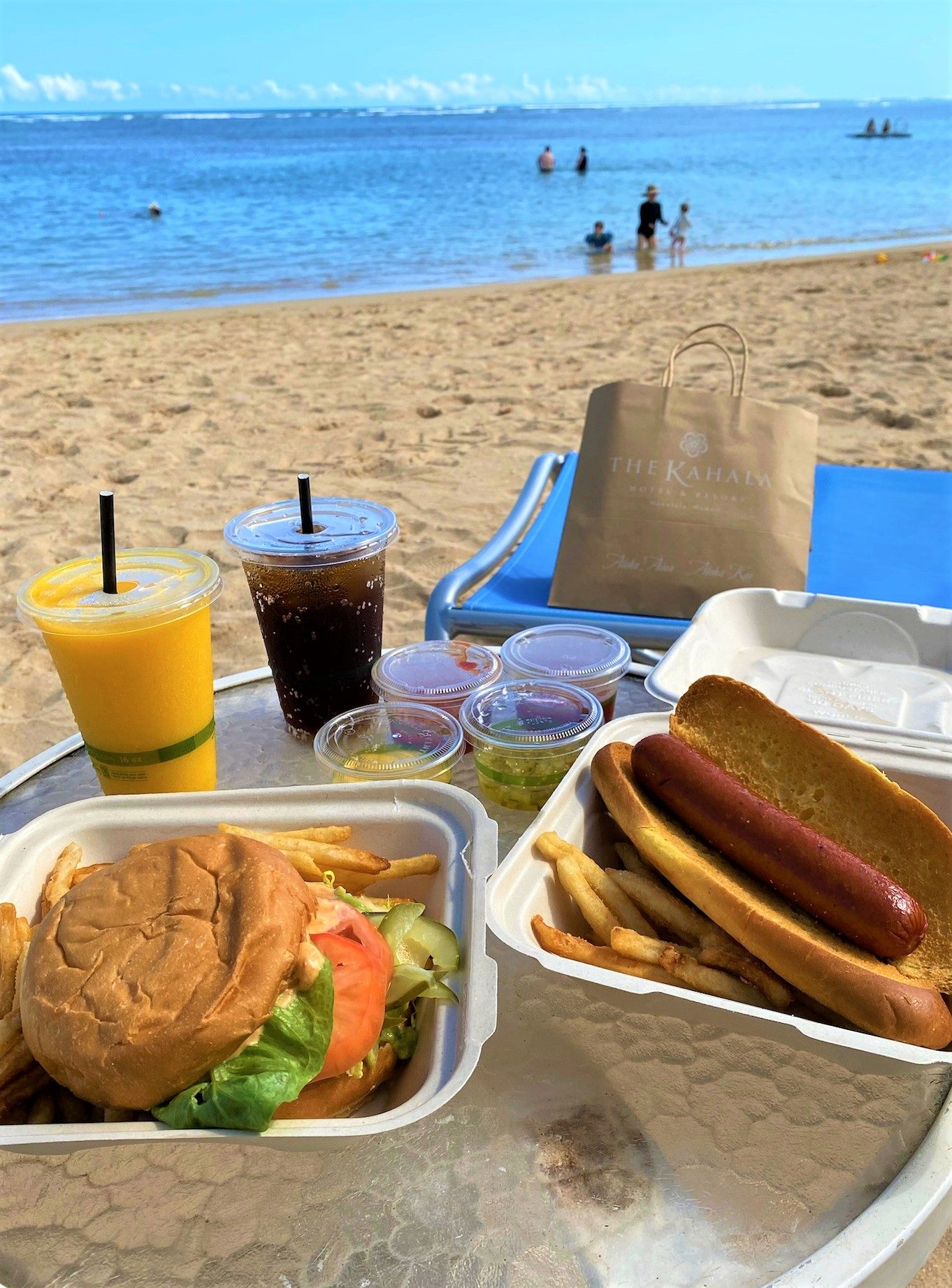 ビーチサイドで食べるホットドッグは格別