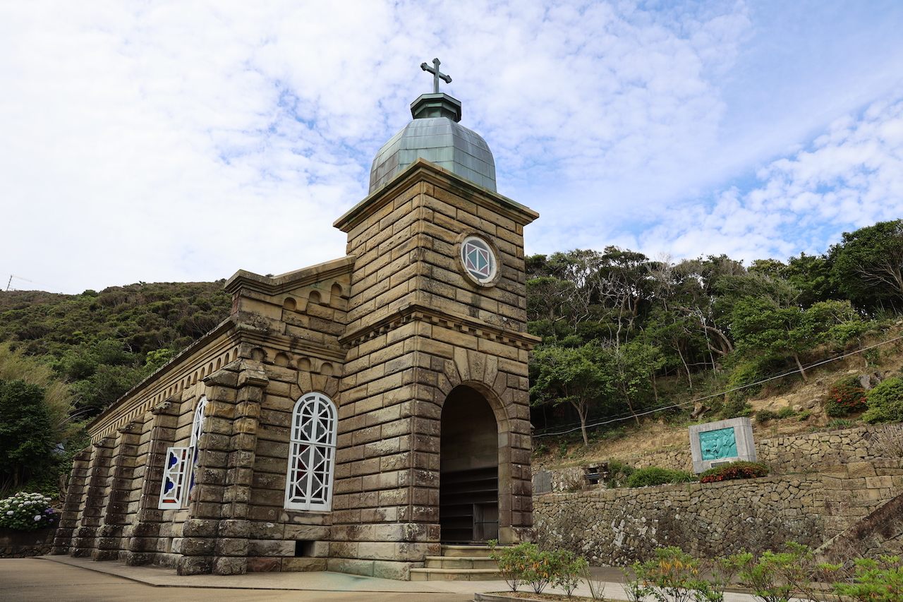 上五島の石造りの教会、頭ケ島天主堂。周辺集落は世界遺産に登録されている