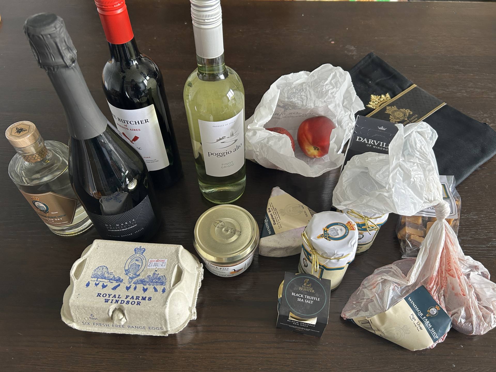 ある日の戦利品です。生レバーが涙ものの美味しさでした。