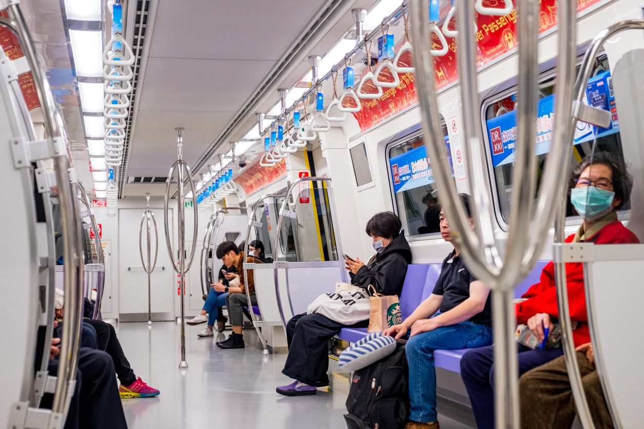 MRT車内　©iStock