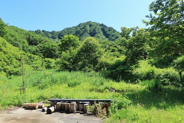 南会津町にある唐倉山へ行って来ました。
標高約1,176mの岩山で、歴史ある修験道の山としても親しまれています。　
（駐車場から望む穏やかな印象の山容）