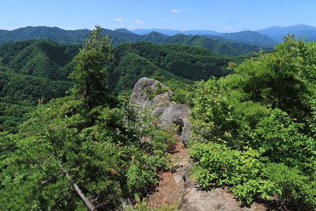 回り込んで岩場の頂部へ。
燧ヶ岳や会津駒ヶ岳などの山々が確認出来ます。
