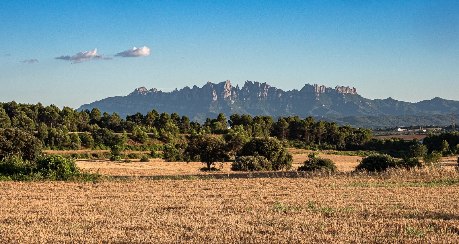 のこぎり山という意味のモンセラートは、カタルーニャを象徴する山　© Maria Rosa Vila