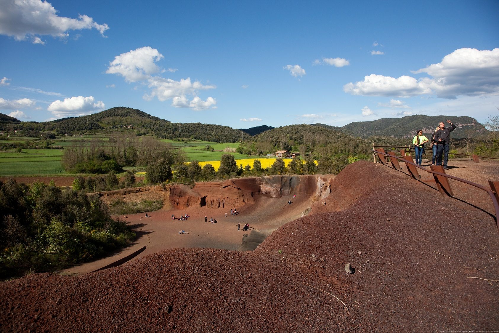 火山のクレーターや溶岩流などが残るガローチャ火山地区自然公園　© Maria Geli i Pilar Planaguma