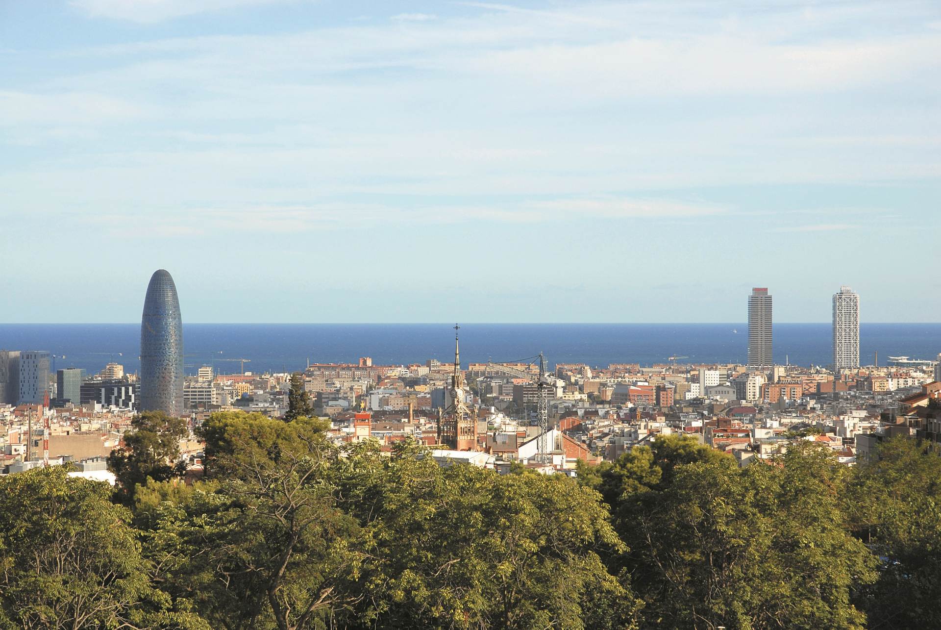 中世から現代までさまざまな時代の建造物が集まるバルセロナ　© Catalan Tourist Board