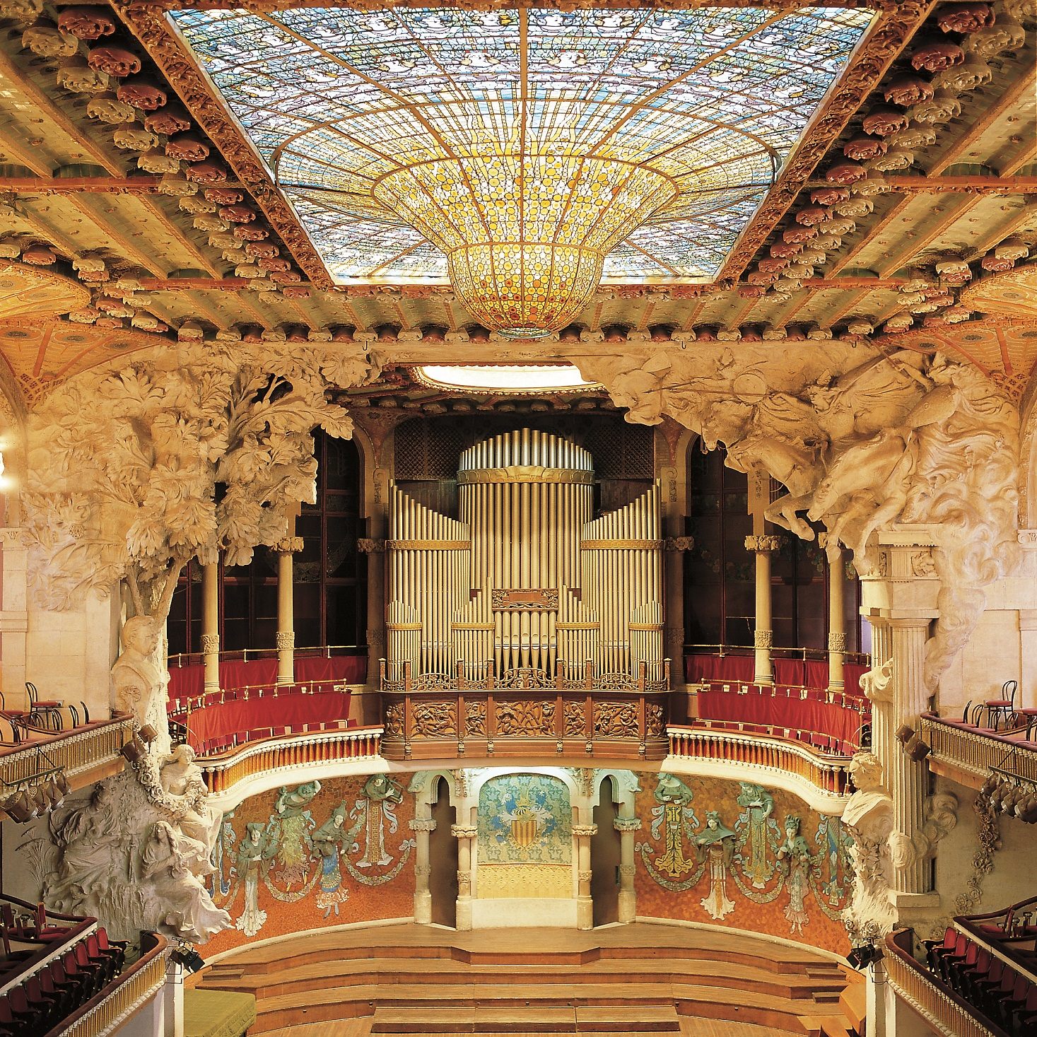 ステンドグラスがみごとなカタルーニャ音楽堂の大ホール　© Toni Vidal