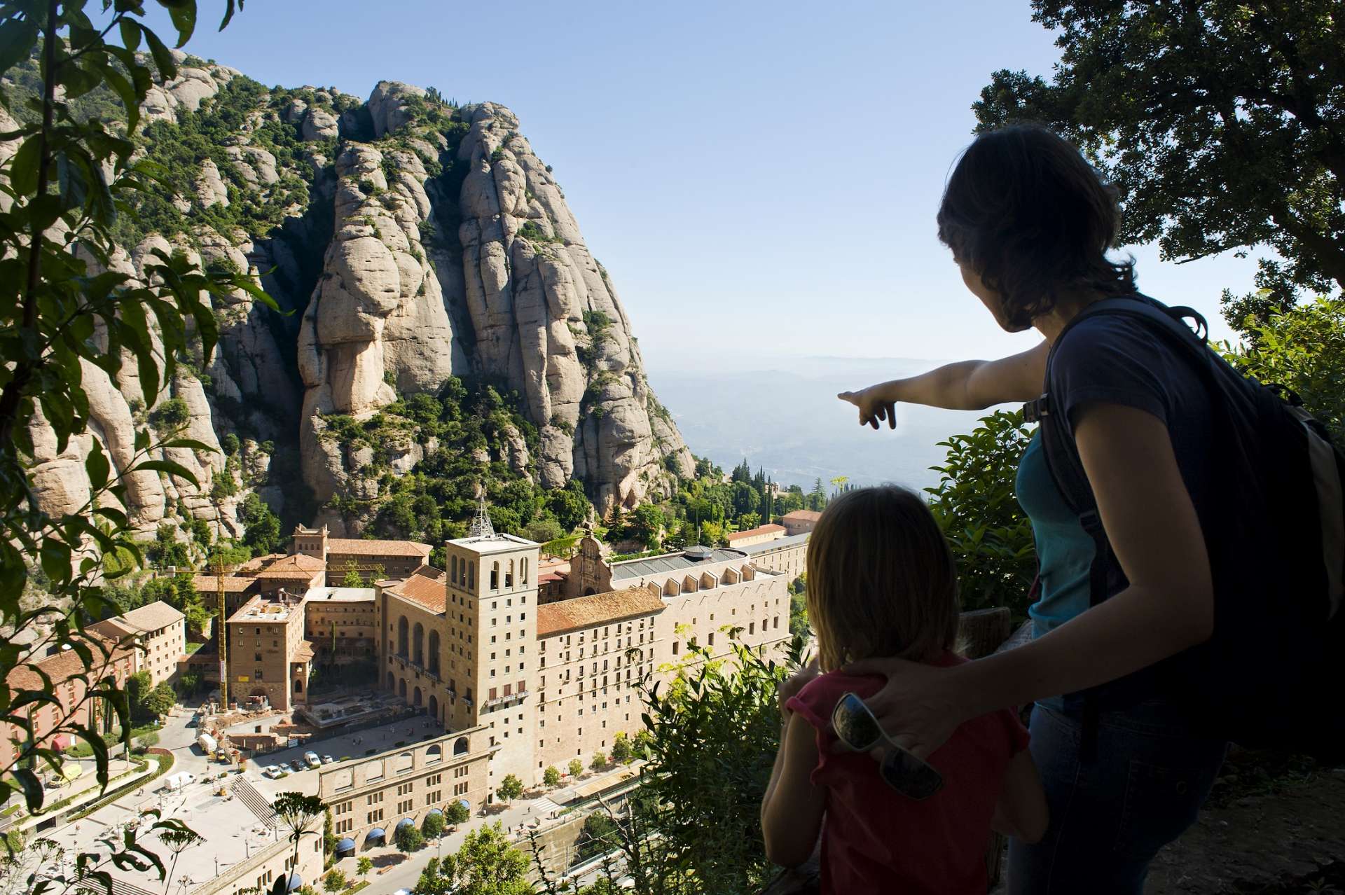 奇岩の山を背にして修道院が立つモンセラート　© Gemma Miralda Escudé