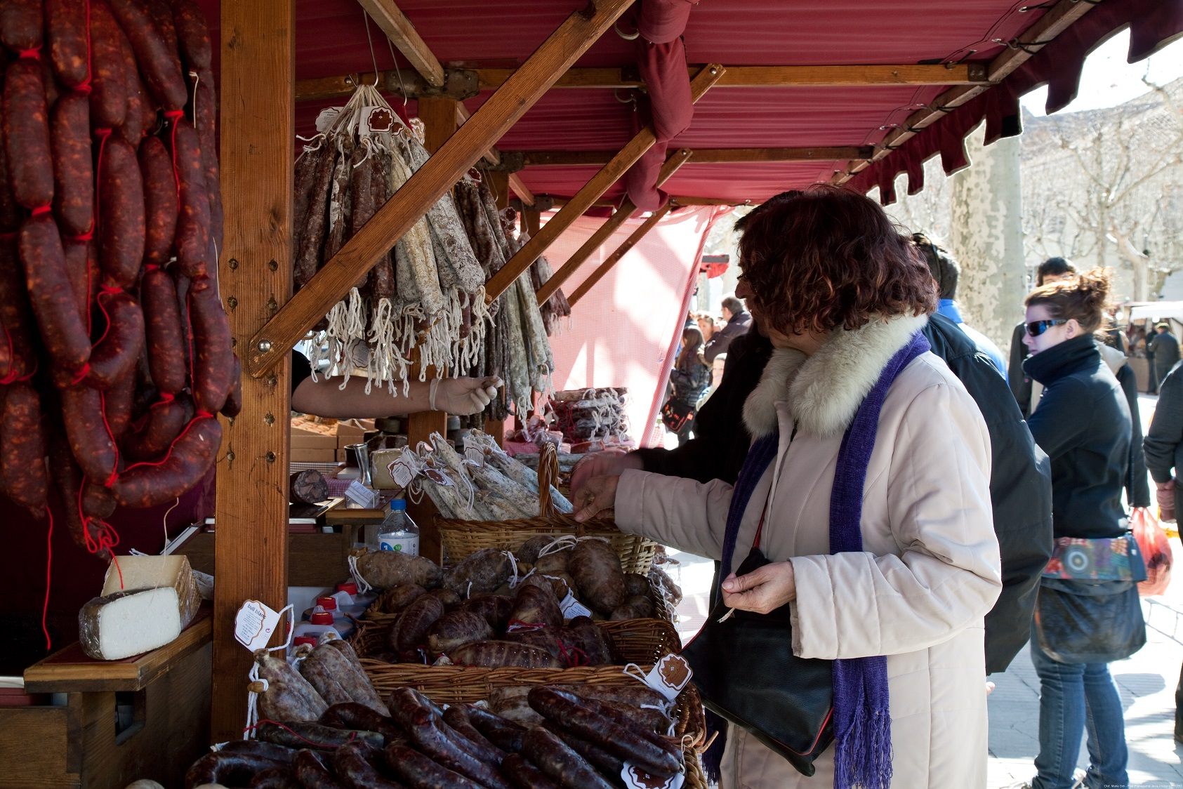 地元の特産品が並ぶマルシェをのぞくのも楽しい　© Maria Geli i Pilar Planaguma