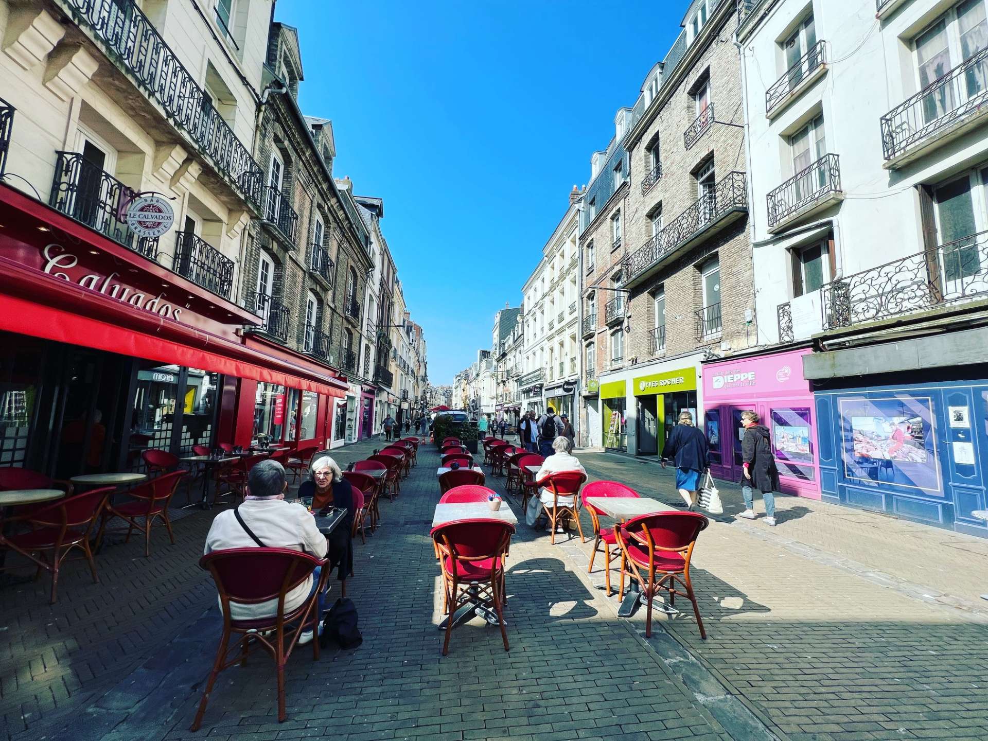 フランスのカフェのオープンテラスの主張の強さ（イギリスだと2列くらいが限界な気がします）