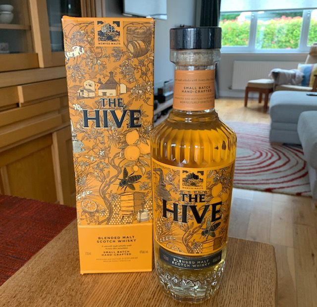 これが私が購入した蜂蜜入りブレンデッドウイスキーの「The HIVE」。味がいいことはもちろん、箱とボトルのデザインが素敵。