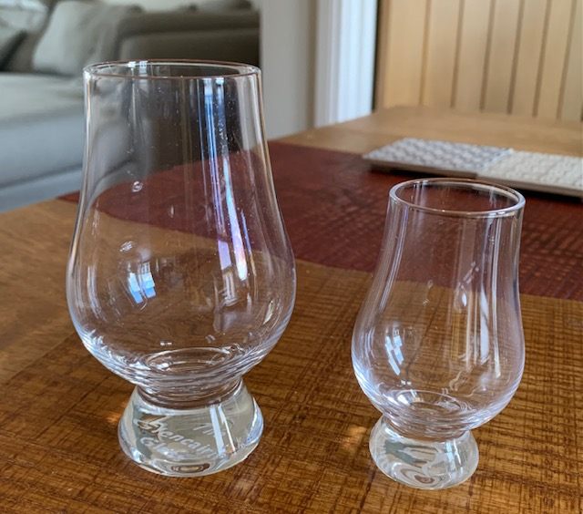 この形がスコッチウイスキーグラスの代表的存在「グレンケン（Glencairn）」グラス。このミニバージョンが可愛い。
