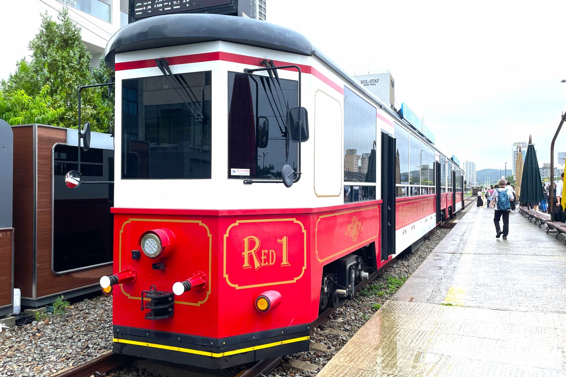 時速15kmのゆるゆる列車。途中にはカラフルな外壁のトンネルも