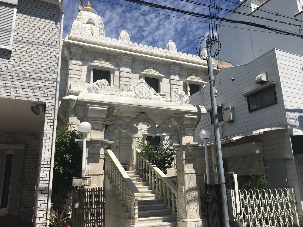 真っ白な寺院が住宅地に突如現れる