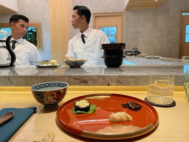 この日担当してくれたバリ人料理人の方は、バリ島の有名日本料理店での勤務を何店舗も経て、長年腕を磨いてきた方。

美しい所作は流石です。

紳士な方で、会話も楽しめました。