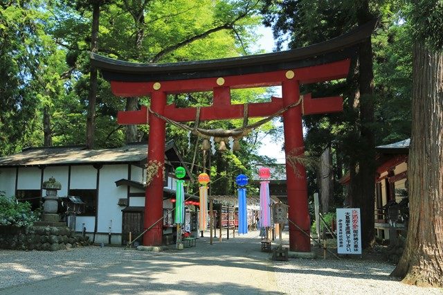 会津美里町は[伊佐須美神社](https://isasumi.or.jp/)で開催中の七夕祈願「御涼風鈴」の様子を伺って来ました。
表参道に飾られた2,000個超の風鈴が涼しげな（時に賑やかな）音色を奏でています♪
（一之鳥居）