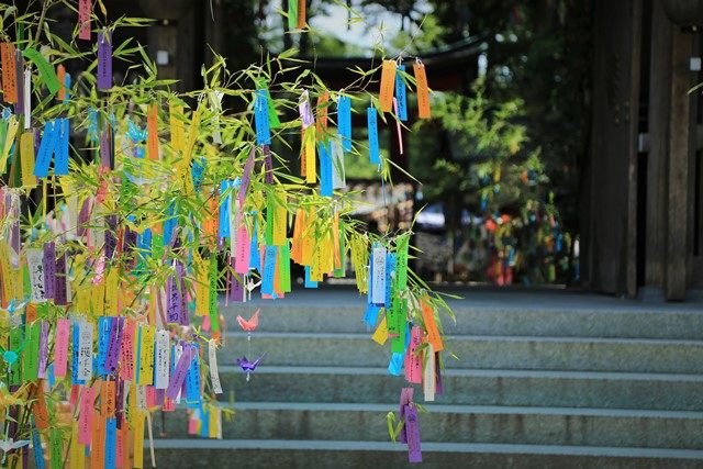 振り返って、七夕飾りと楼門の先に一之鳥居