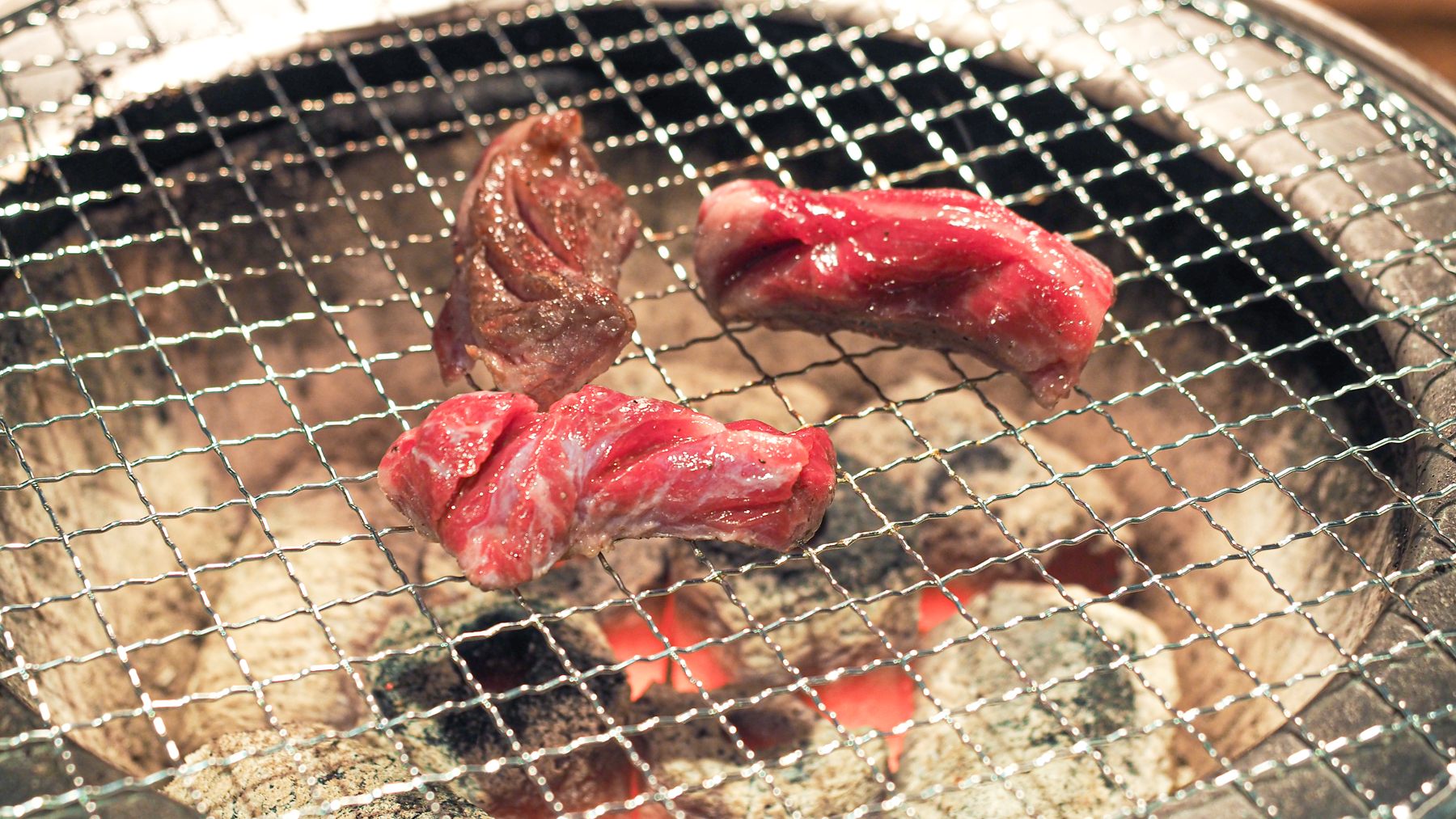 牛タンカルビを炭火焼で/Sliced beef tongue libs being grilled with charcoal