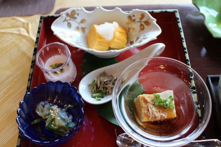 だし巻卵・つくね芋とろろ梅風味・ちりめん山椒・くらげ酢の物・雲仙豆腐冷奴 生姜べっ甲餡