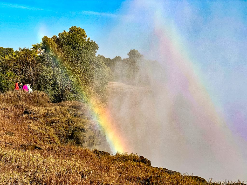 Rainbow Fallsのしぶきに懸かる虹