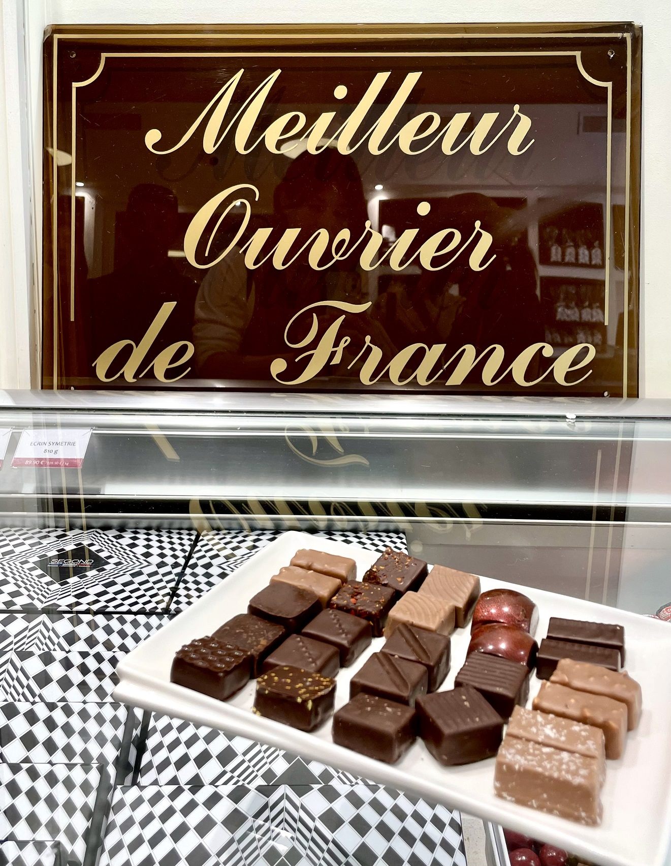 店内に置かれたM.O.F.のプレートと種類豊富なチョコレート