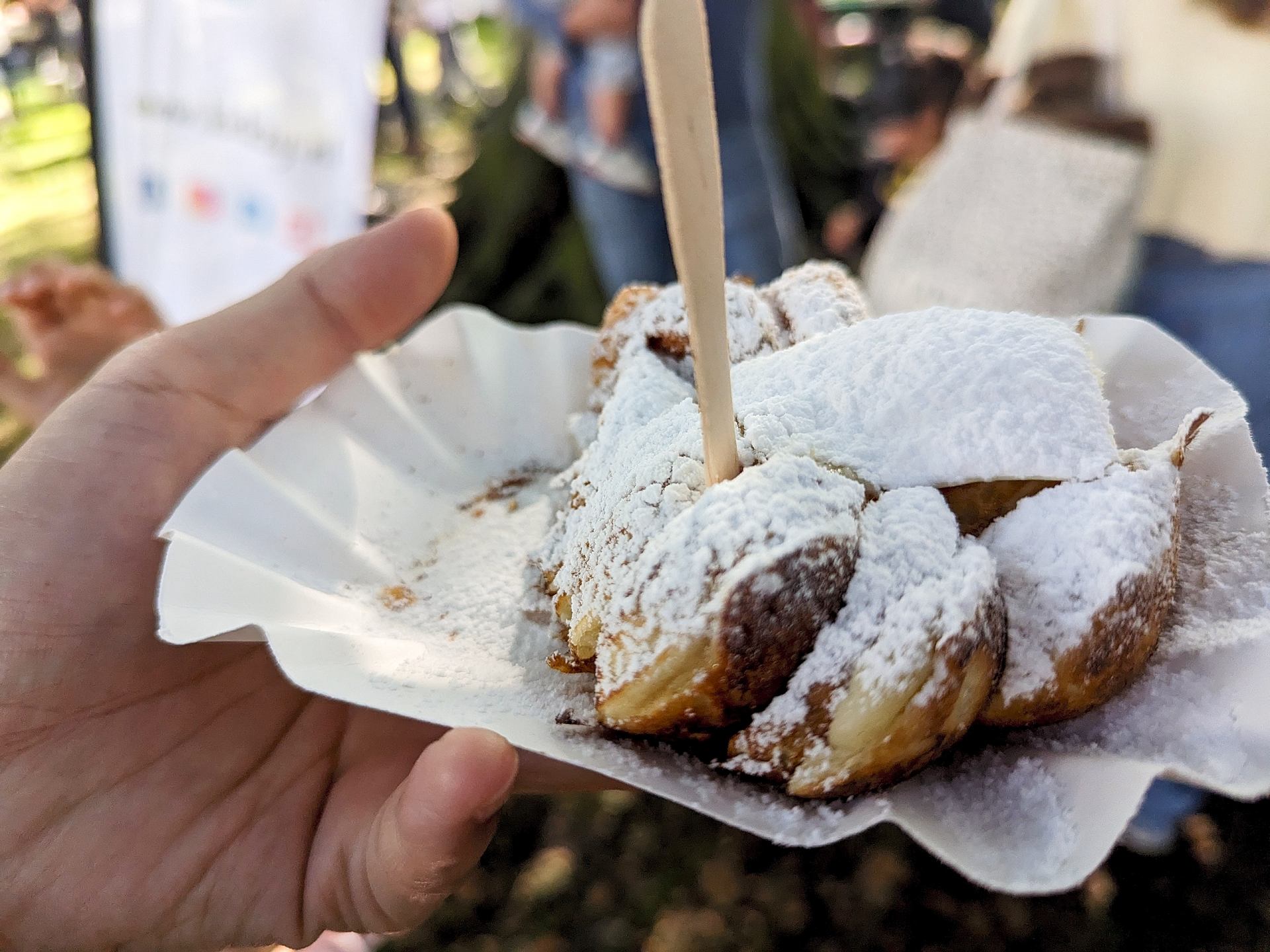 オランダ名物、Poffertjes（ポッフェルチェ）。小さいパンケーキのようなもの。大量の粉砂糖をかけて食べます。