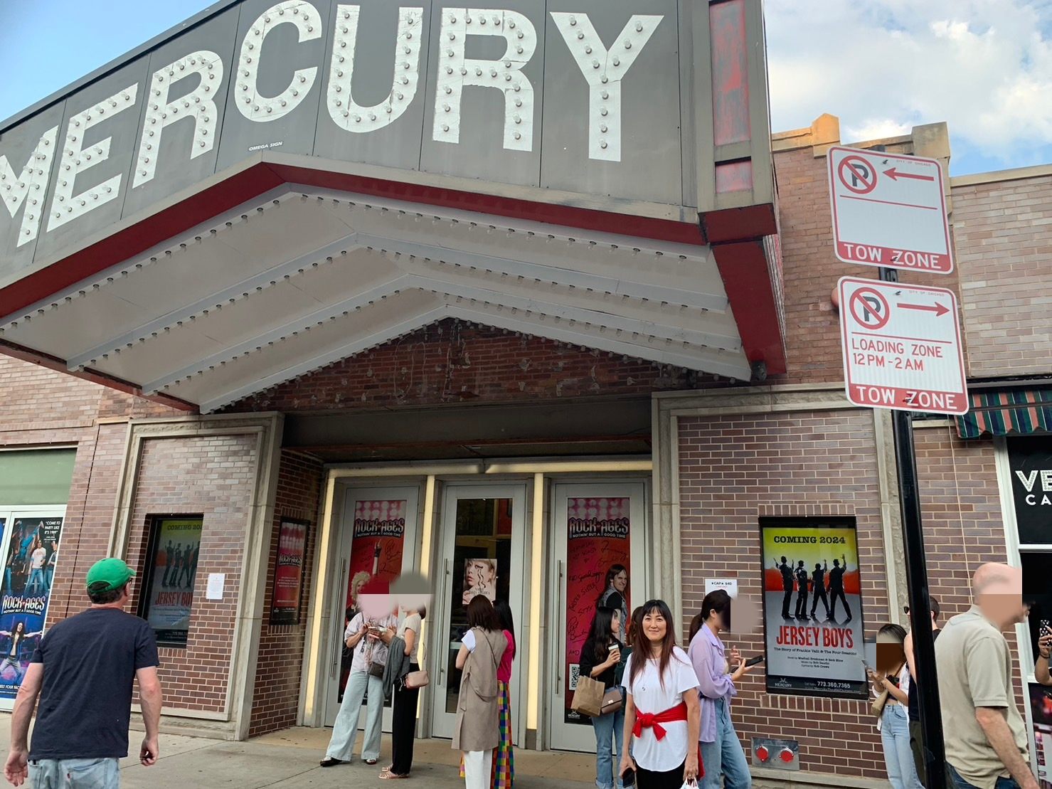 Mercury Theater 前にて、ドアには渡辺直美さんのポスターが貼ってある！