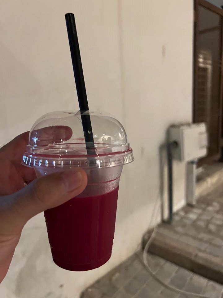 店の名前にもなっているソビアsobiaとは、大麦など穀物とフルーツなどをまぜた飲み物でラマダンによく飲まれる飲み物だそうです。私が飲んだものはイチゴとザクロを混ぜた爽やかな味でしたが、より穀物ドリンク(ミキとかメッコール的な…)に近いものなど色々な種類があるそう。ここは雰囲気もよく、地元客も観光客もいる感じでした…