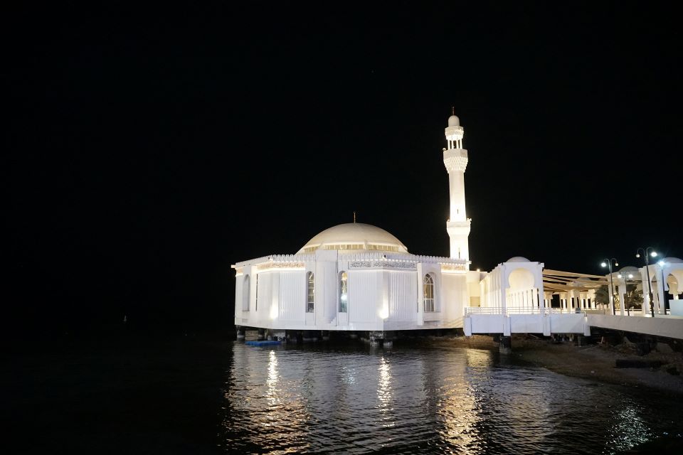 夜の紅海に映えるフローティングモスク、アル・ラーマ―モスクAl Rahmah Mosque