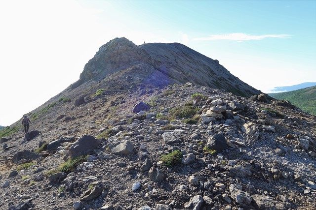 稜線に出て左手側のシモフリ山（霜降山）へと向かいます。