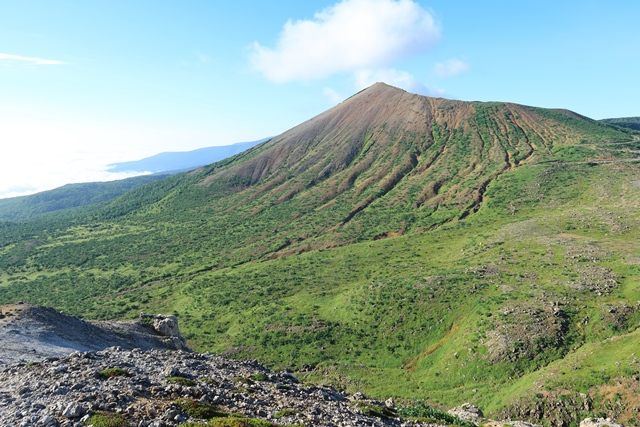 シモフリ山のピークから望む吾妻小富士です。