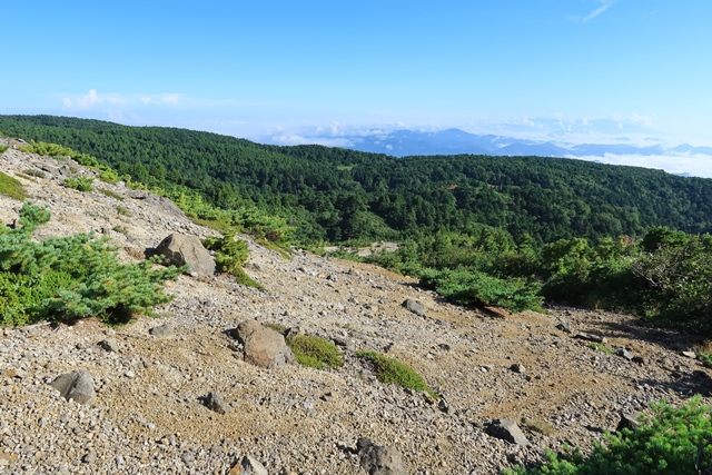 北東方向の奥に蔵王連峰が確認できます。