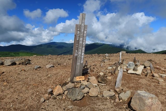 一切経山の山頂へ。