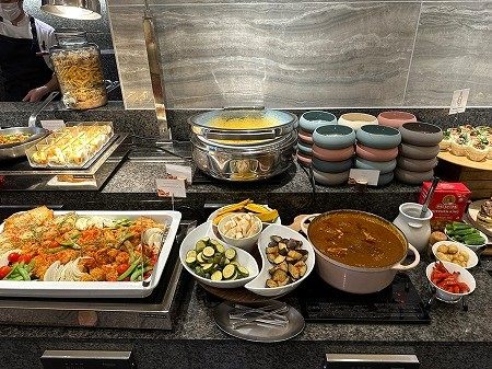 チキンディアブルとオニオンロースト(左）　ラムカレー（右）