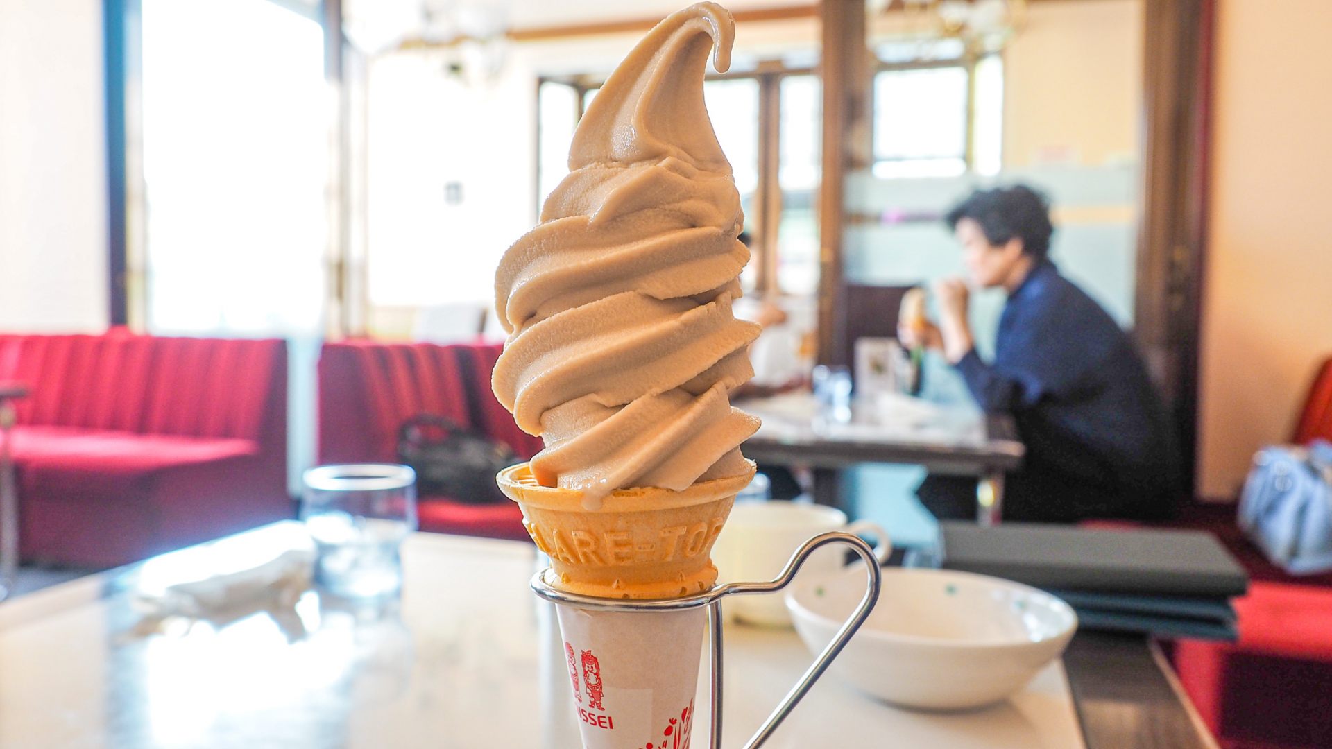 函館・美鈴珈琲の豆を使った「モカソフト」（コーヒールームきくち）/ Mocha soft serve ice cream that is the Misuzu Coffee taste of "Coffee Room KIKUCHI" in Hakodate