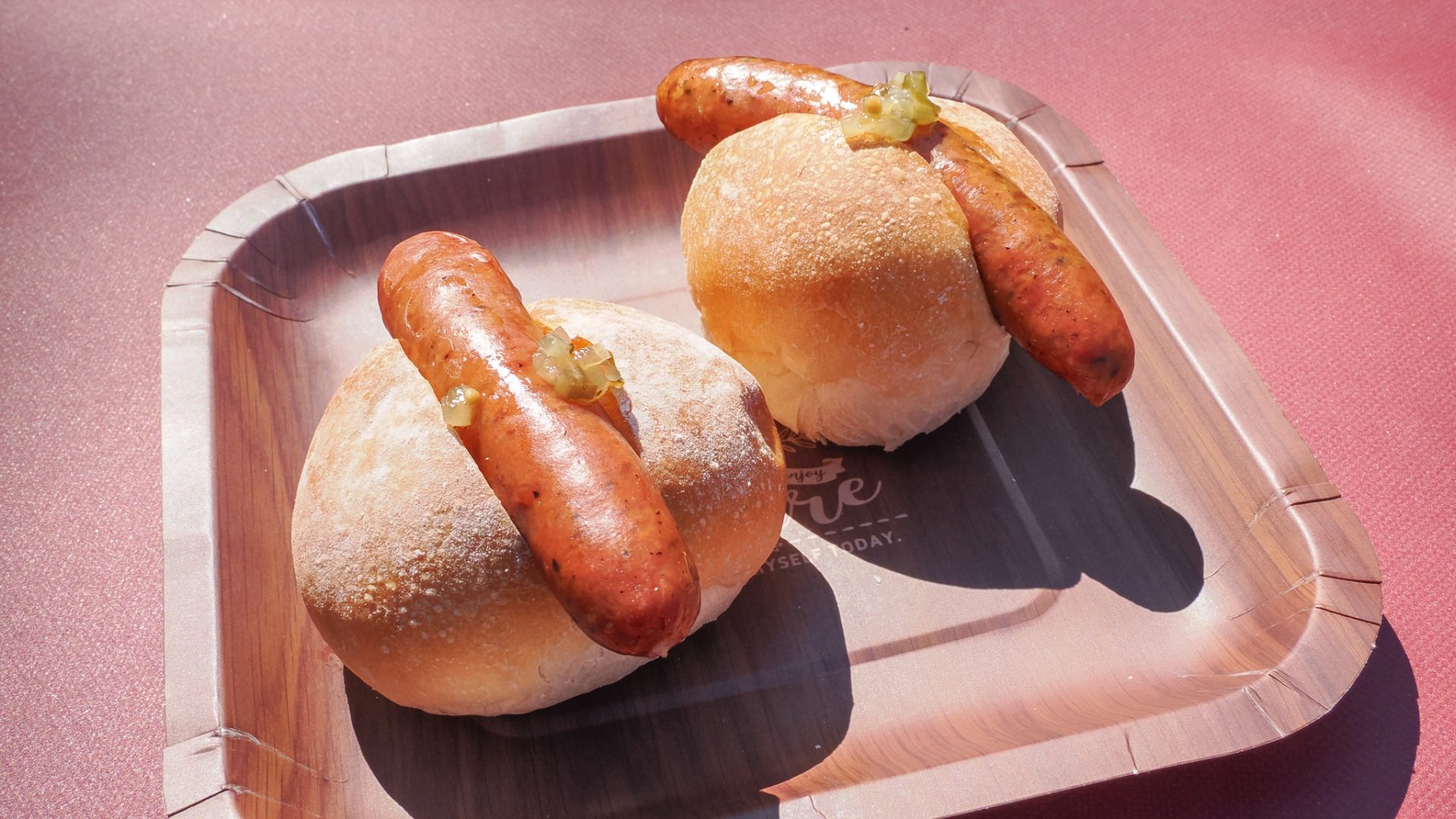 「エーデルワイスファーム」の"手作りソーセージミニドッグW"（1,000円）/Handmade sausages and bread of "EDELWEISS FARM" at Odorikoen 11-chome site