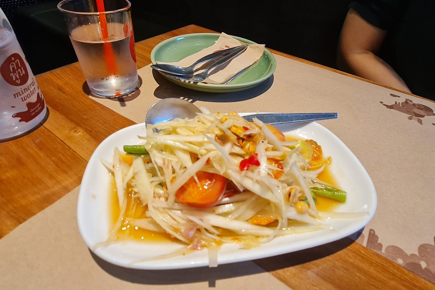 ソムタム・タイ（青パパイアのサラダ）、Spicy Vegetarian Papaya Salad Dressed with Soy Sauce、90thb