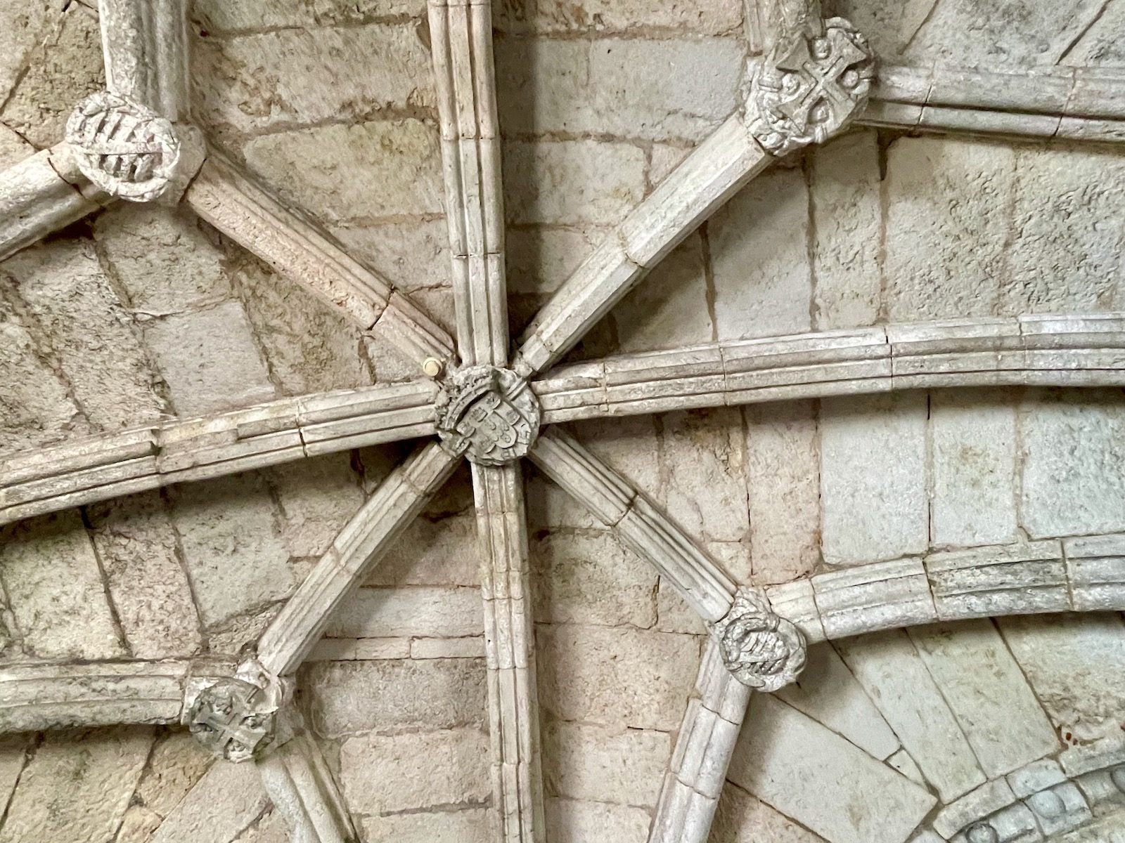 チャペルの天井には王家の紋章を中心に天球儀、十字の装飾が
