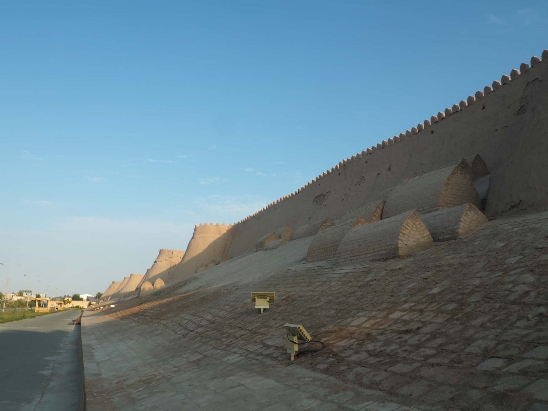 イチャン・カラ南側の城壁。かつては城壁内に死者を埋葬する風習があり、現在も当時の墓が残る