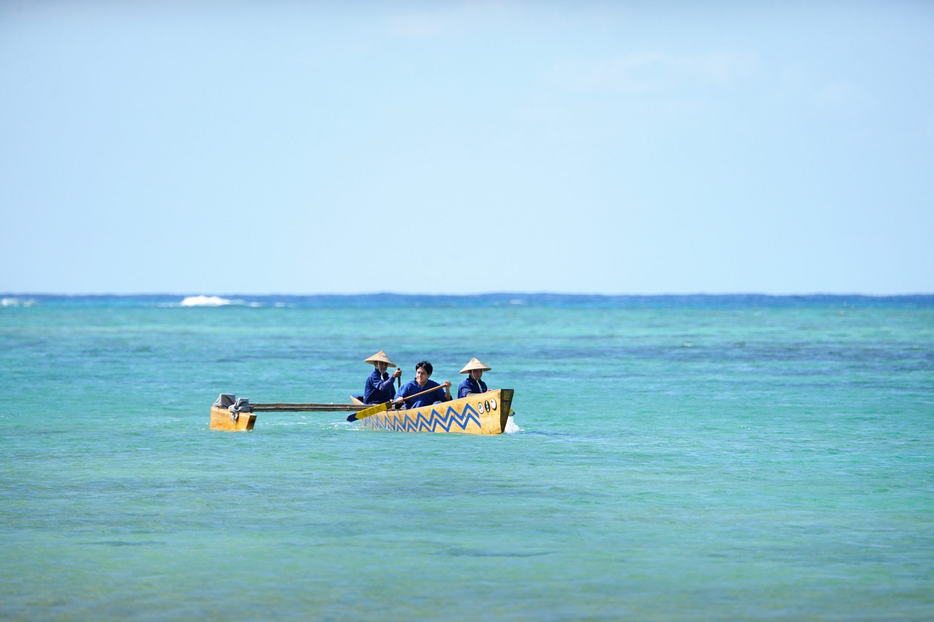 サバニに乗り、エークと呼ばれる木製のオールで沖へと漕ぎ出します