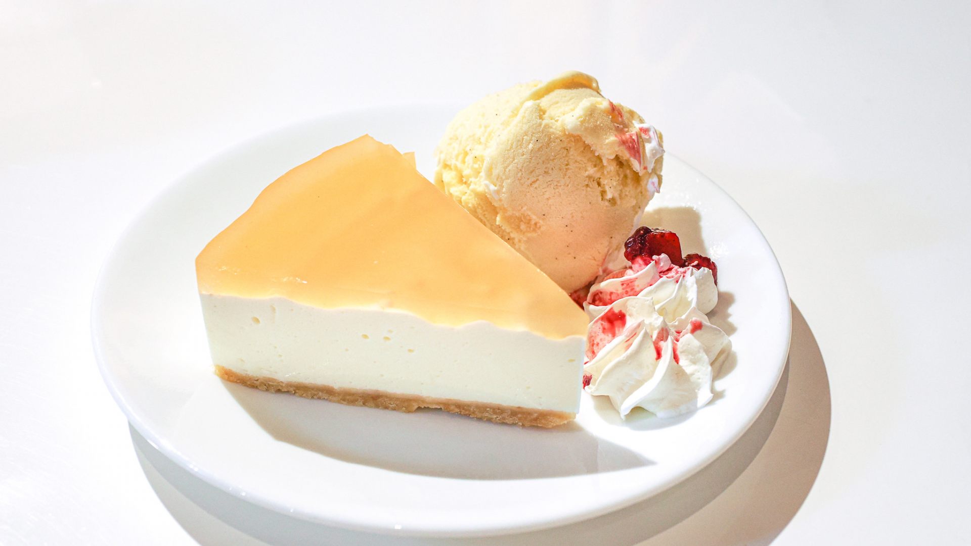 Cheese cake with peach, topped with Hokkaido ice cream