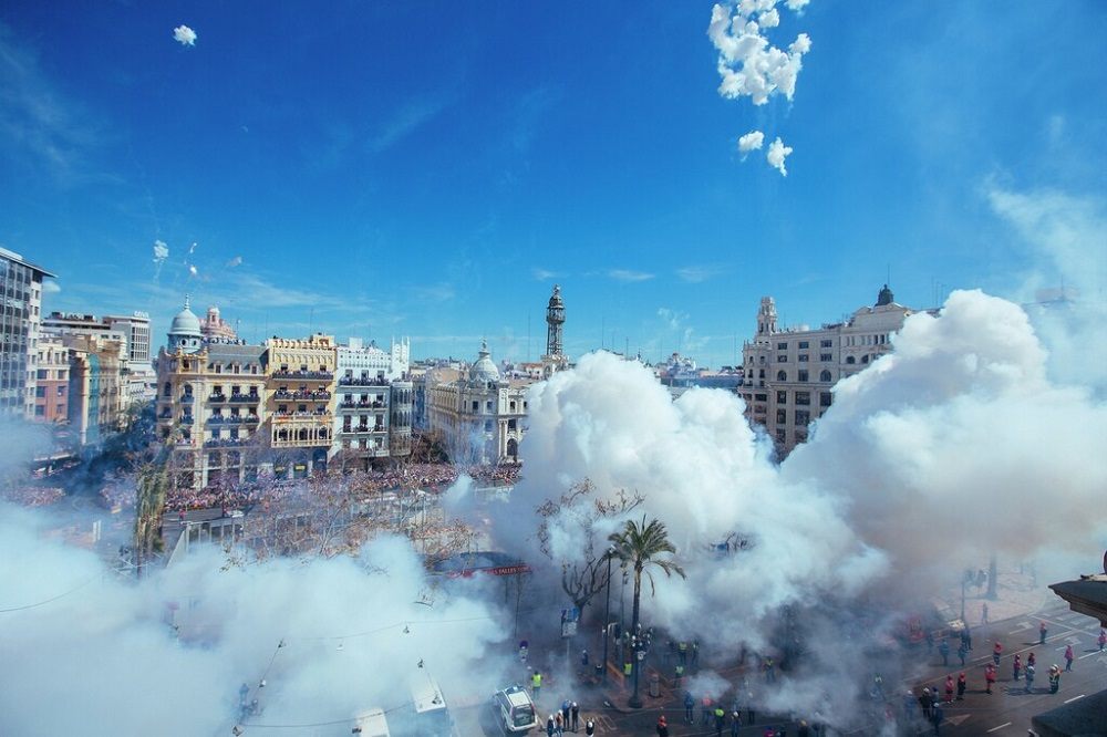 ©VisitValencia
バレンシア名物の爆竹ショー”マスクレタ”