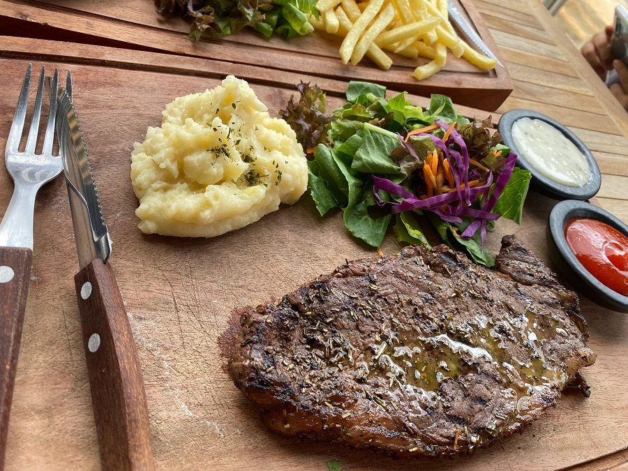 Sirloin Steak
225000ルピア（2200円ぐらい）
思ったよりも薄くて脂が少ないからか若干パサつきあり。No.３ですね。