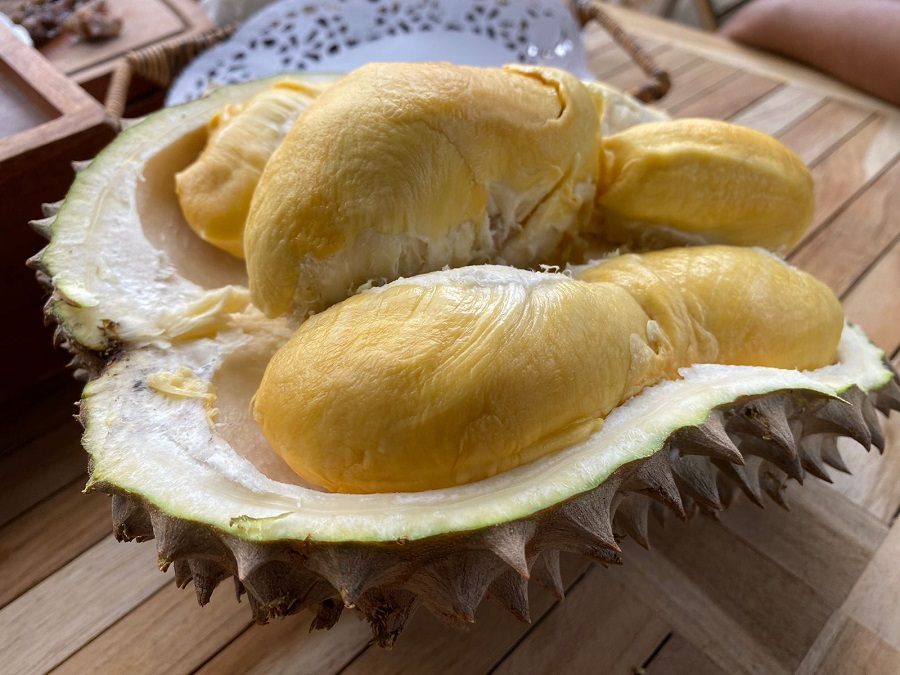 見てください！フルーツの王様ですよ～神々しい金色ですね。
いろいろ種類があるのですが、Durian Baworという品種を試しました。
肉厚で超クリーミー、とってもいい香りのドリアンでした！！！
554700ルピア（5500円ぐらい）
ステーキより高いという・・・でも試す価値あり、Must Tryです！！！！！