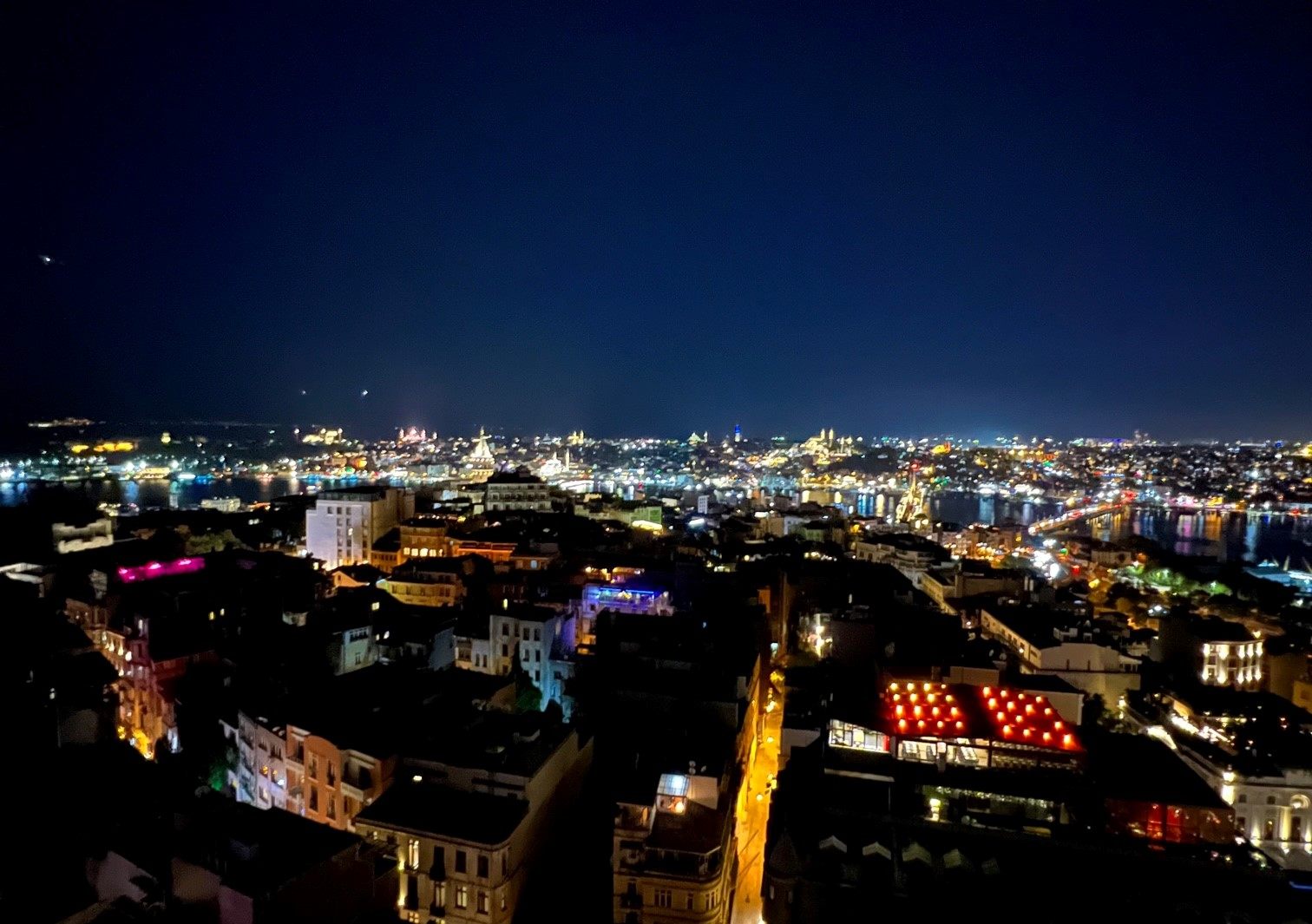 スペシャルな夜景、屋根なしテラス席からの眺めはこの旅で一番でした