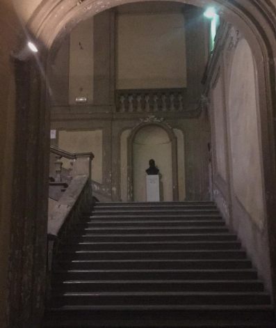 階段にはG.B.マルティーニの銅像があります。